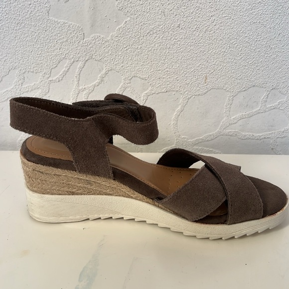 EVOLVE 24/7 Women’s Brown Suede Criss Cross Buckle Wedge Sandal Size 6 - Picture 8 of 12